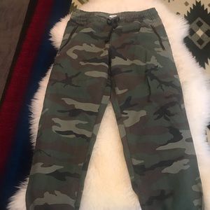 Aritzia TNA Alix Jogger Style Camo Pants M